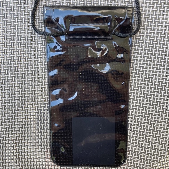 ⚜️Black Waterproof Electronics Crossbody Pouch! - Picture 5 of 6